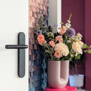 Kleurrijk interieur met mat zwart deurbeslag | @bijmargrietinhuis