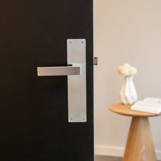 Deurbeslag met renovatieschild