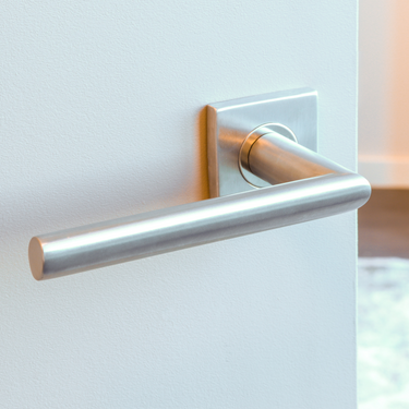 Ragusa Türgriff aus Edelstahl mit quadratischer Rosette