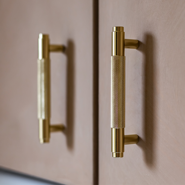 Griff gerippt, mattgold, 128 mm – Bohrlochabstand 96 mm