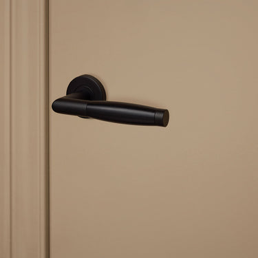 Ascoli Türgriff schwarz mit runder Rosette