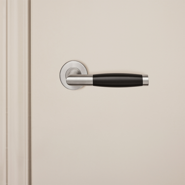 Ascoli Türgriff aus Edelstahl mit runder Rosette