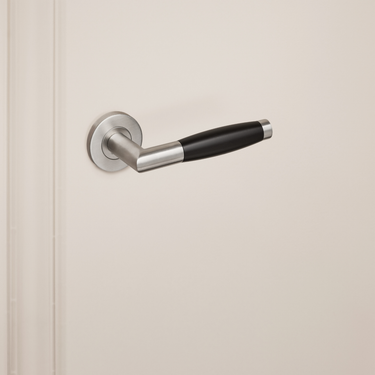 Ascoli Türgriff aus Edelstahl mit runder Rosette