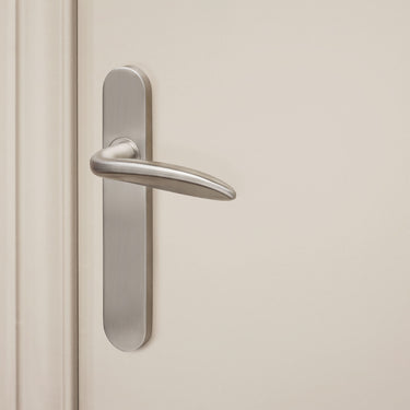 Benevento Türgriff aus Edelstahl mit abgerundeter Schutzplatte