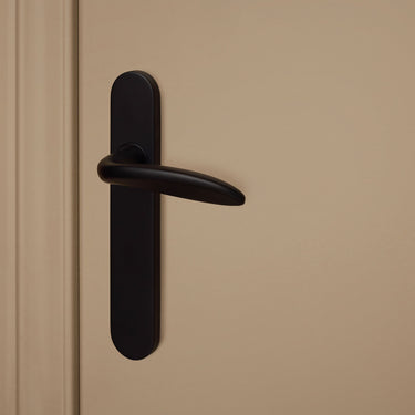 Benevento Türgriff schwarz mit abgerundetem Schild