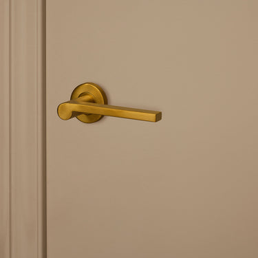 Caserta Türgriff, mattgold PVD-beschichtet mit runder Rosette