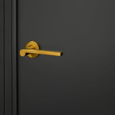 Caserta Türgriff, mattgold PVD-beschichtet mit runder Rosette