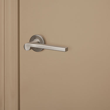 Caserta Türgriff aus Edelstahl mit runder Rosette