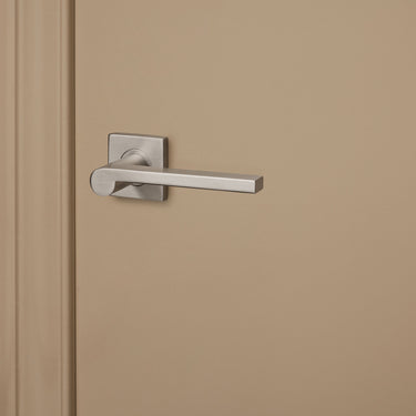 Caserta Türgriff aus Edelstahl mit quadratischer Rosette