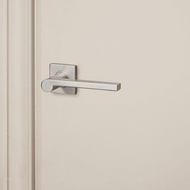 Caserta Türgriff aus Edelstahl mit quadratischer Rosette