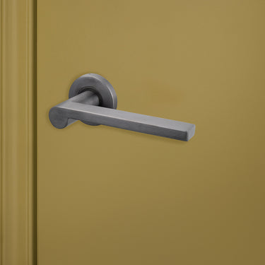 Caserta PVD gecoate deurkruk Gunmetal met rond rozet gemonteerd op binnendeur, rechteraanzicht