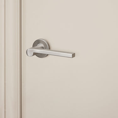 Caserta Türgriff aus Edelstahl mit runder Rosette