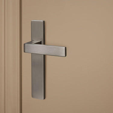 Imperio Türgriff aus Edelstahl mit rechteckiger Schutzplatte