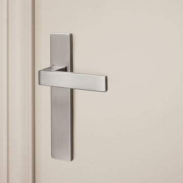 Imperio Türgriff aus Edelstahl mit rechteckiger Schutzplatte