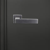 Imperio PVD gecoate binnendeurkruk Gun Metal met vierkant rozet op donkere deur, vooraanzicht