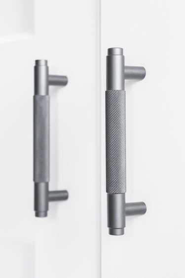 Griff gerippt, Anthrazit, 224 mm – Bohrabstand 192 mm