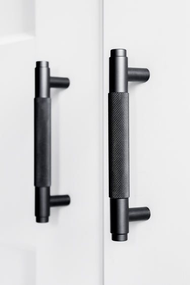 Griff geriffelt schwarz 128 mm - Bohrabstand 96 mm