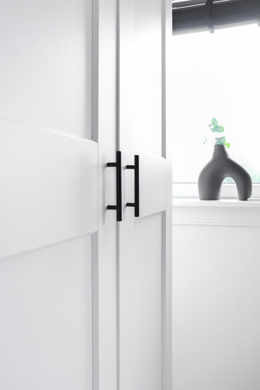 Schwarzer Stangengriff – Bohrlochabstand 192 mm