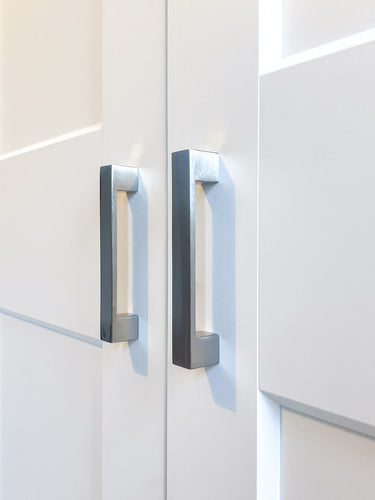 Würfelförmiger Griff in Edelstahloptik – Bohrabstand 128 mm