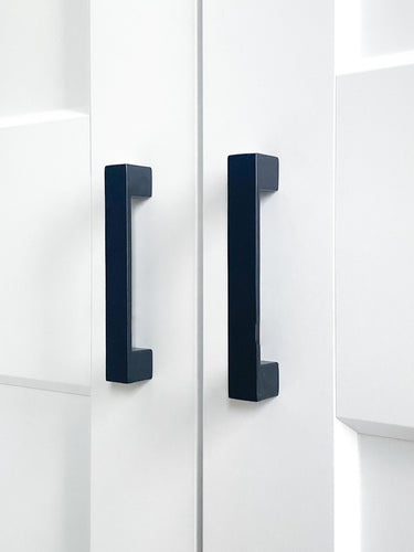 Schwarzer Würfelgriff – Bohrabstand 128 mm