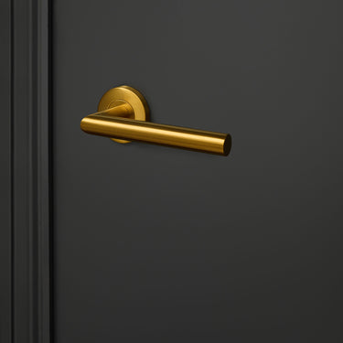 Mantua Türgriff, mattgold PVD-beschichtet mit runder Rosette