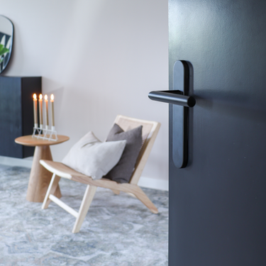 Mantua deurklink Lavuzo zwart met afgerond schild kopen