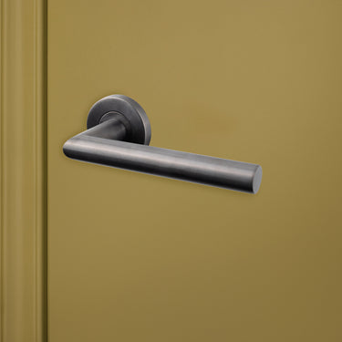 Luxe Mantua binnendeurbeslag Gun Metal PVD gecoat op groene deur, rechteraanzicht