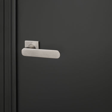 Novara Türgriff aus Edelstahl mit quadratischer Rosette