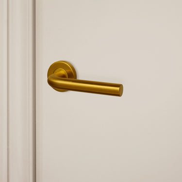 Oristano Türgriff, mattgold PVD-beschichtet mit runder Rosette