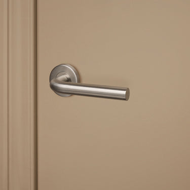 Oristano Türgriff aus Edelstahl mit runder Rosette