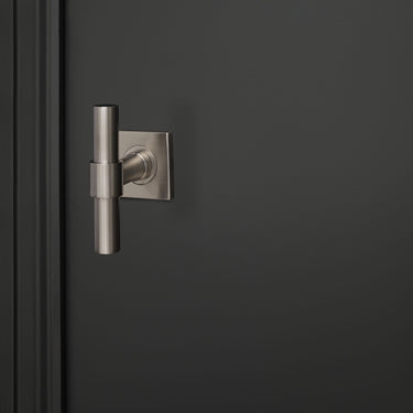 Pesaro Türgriff aus Edelstahl mit quadratischer Rosette