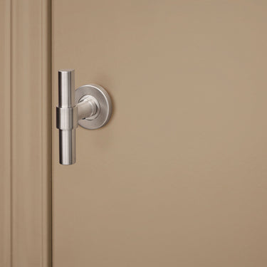 Pesaro Türgriff aus Edelstahl mit runder Rosette