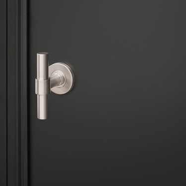 Pesaro Türgriff aus Edelstahl mit runder Rosette