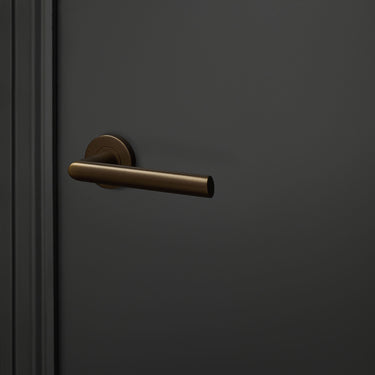 Ragusa Türgriff aus Bronze mit runder Rosette