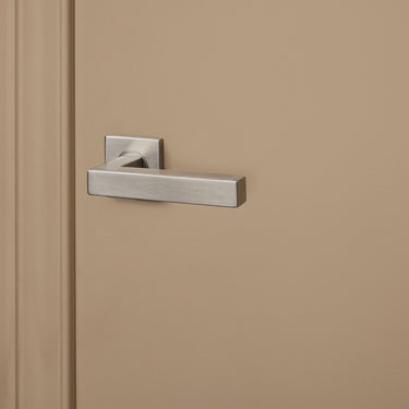 Viterbo Türgriff aus Edelstahl mit quadratischer Rosette