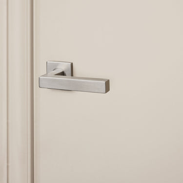 Viterbo Türgriff aus Edelstahl mit quadratischer Rosette