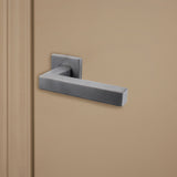 Gun Metal PVD gecoate Viterbo deurklink op vierkant rozet op beige binnendeur, rechteraanzicht