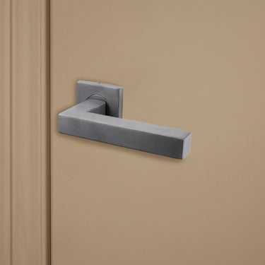 Gun Metal PVD gecoate Viterbo deurklink op vierkant rozet op beige binnendeur, rechteraanzicht