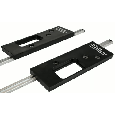 Close-up van twee zwarte kunststof freesmallen uit de freesmalset voor 76x76 mm scharnieren